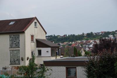 Brand im Anbau loest Feuerwehreinsatz aus in Esslingen